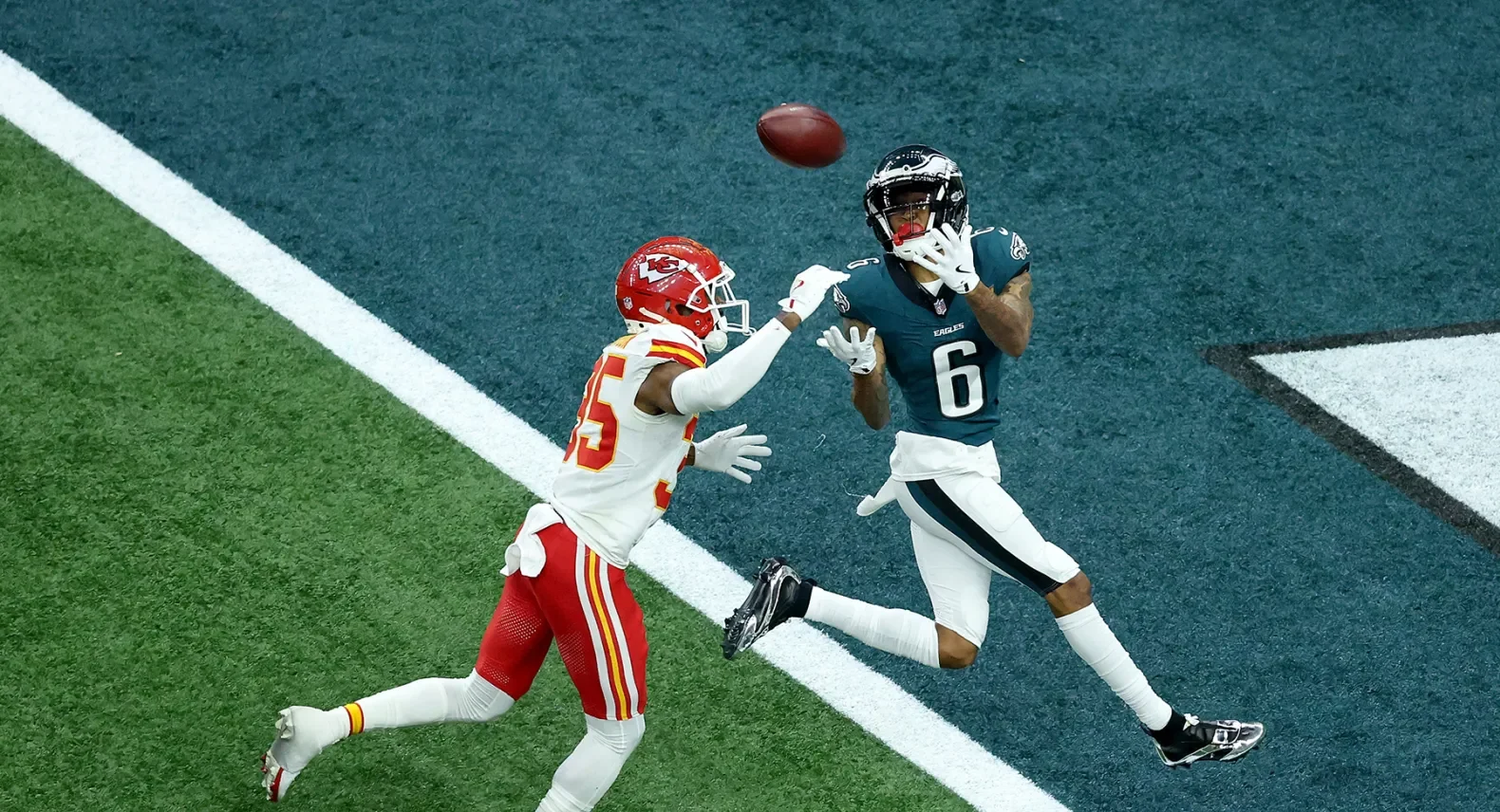 DeVonta Smith catches a long pass from Jalen Hurts for a touchdown in Super Bowl LIX.