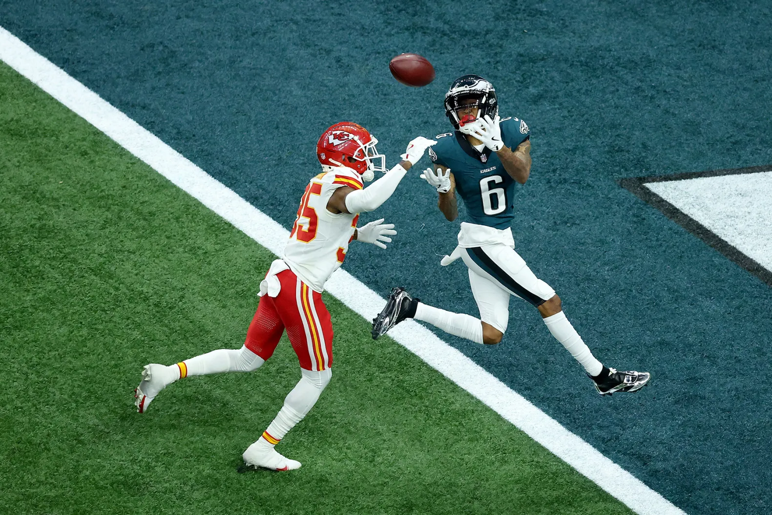DeVonta Smith catches a long pass from Jalen Hurts for a touchdown in Super Bowl LIX.